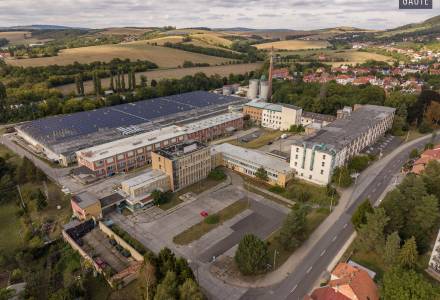                                    Prodej rozsáhlého areálu (sklady,výroba,administrativa), plocha budov 52.235m2, vlastní vlečka, celková výměra pozemků 113.211m2
                                