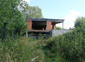 Prodej - pozemek 306m2 s rozestavěnou stavbou RD (nepovolená stavba), z majetku dlužníka K4K Holding s.r.o.