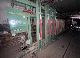 Velkoplošný stojatý lis, výr. Dvořák, 8 m dlouhý + nanášečka lepidla, z majetku GARANTO s.r.o.