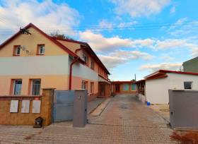 Výběrové řízení na prodej RD (2 bytové jednotky), podlahová plocha 299 m2, pozemky celkem 593 m2, Libenice, okres Kolín