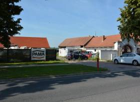 Prodej areálu s venkovskou usedlostí (RD 83 m2, hospodářská stavba, stodola), pozemek celkem 3.071 m2, Kouty u Poděbrad