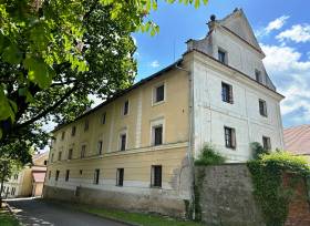 Prodej budovy bývalé sýpky, pozemky celkem 1040 m2, vč. studie  (byty) na památkovou obnovu s přístavbou, centrum Kutná Hora